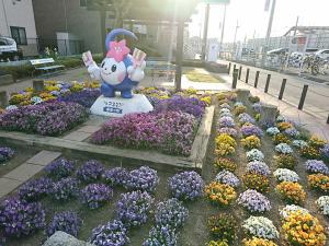 朝日に照らされる駅前公園