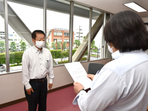 答申書の受け取る様子