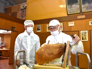 加工肉を見せていただき話を聞く様子