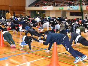 会場で参加者が体を動かしている様子