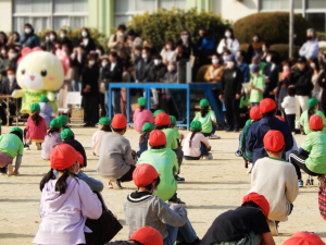 浅羽野小学校校庭で式典を行う様子