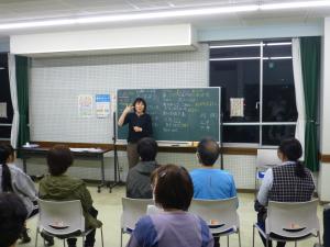 講師に手話を学ぶ様子