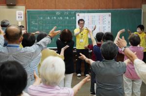 歌謡曲に合わせて踊る写真