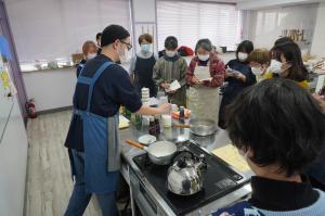 先生が手本を披露している様子の写真