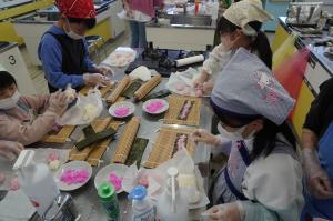 子ども達が作っている様子の写真1