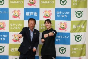 石川市長（左）と小倉涼選手（右）