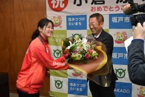 花束贈呈の様子