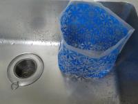 生ごみ水切り袋ごみっこポイスタンドタイプ使用の様子