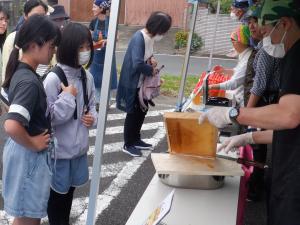はちみつ搾り実演