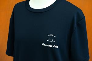 さかろんTシャツ左胸デザインのアップの画像です。