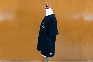 さかろんTシャツの前後のデザインが見える横から見た画像です。