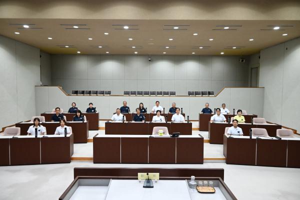 議場での集合写真