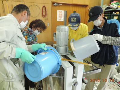 廃食油にソーダ灰を加えている写真