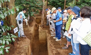 勝呂神社古墳発掘調査現場見学会写真