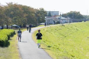 高麗川の河川敷の画像