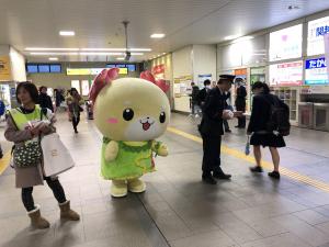 坂戸駅北口でのキャンペーンの様子