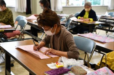 心の栄養補給講座　包装紙でエコバックを作ろう