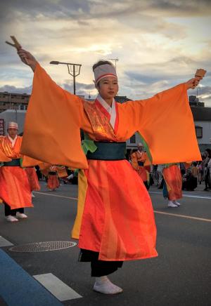 夕陽を背に受けて