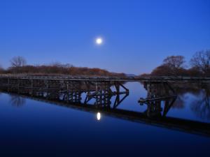 ​満月とがたがた橋
